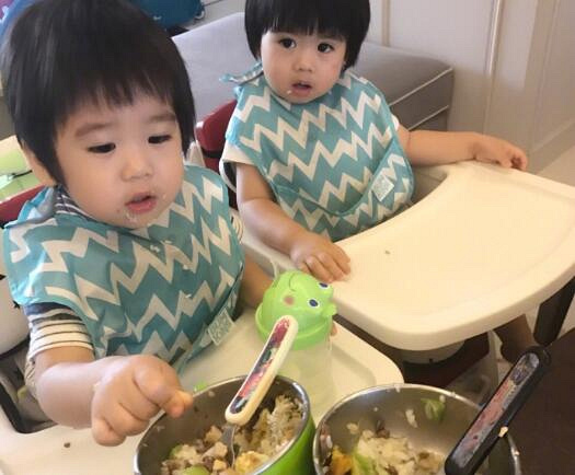 林志颖喂双胞胎儿子吃饭 爸爸力十足很忙很幸