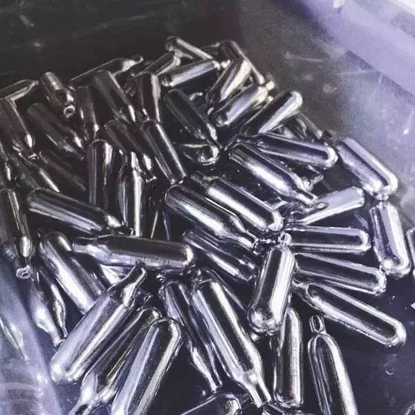 都用最简单的话语来表示,避而不谈奶油气弹的用处和是否会上瘾的问题