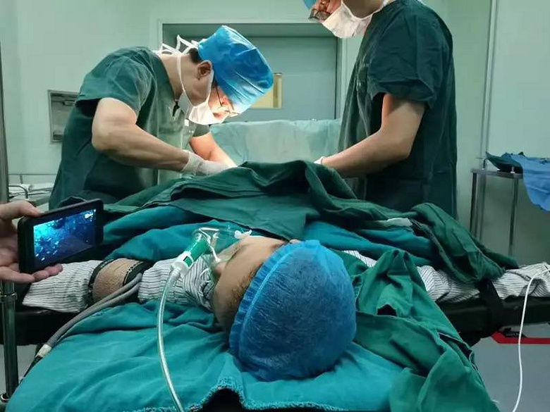 这群安安静静看动画片的男孩,竟然正在割包皮!杭州这群医护人员-社会-早知道-杭州19楼