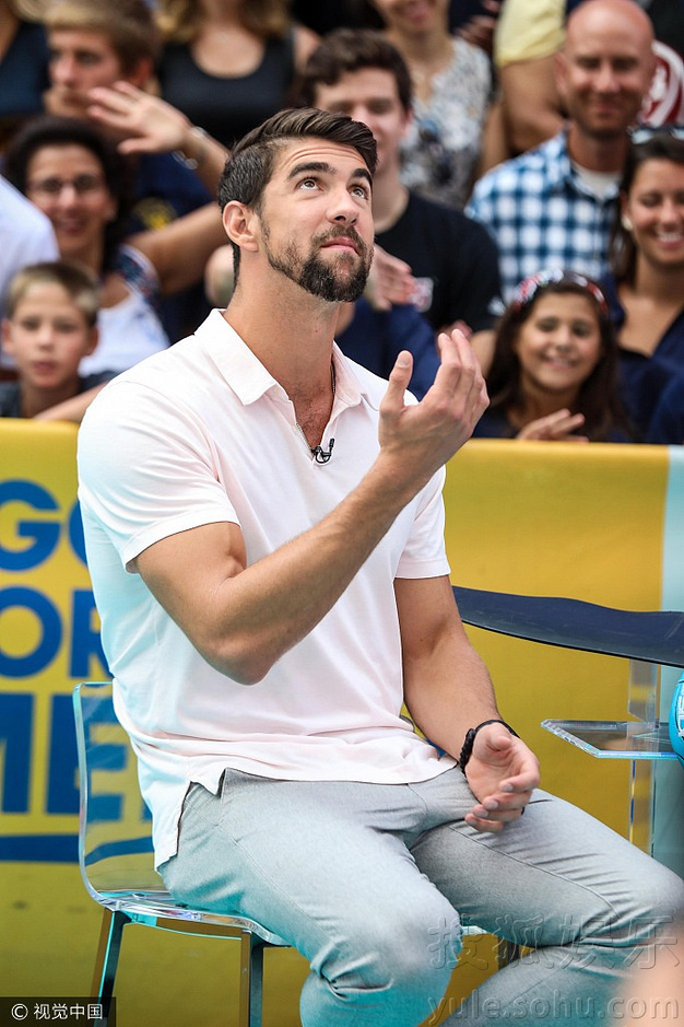 菲尔普斯穿休闲半袖亮相 手臂肌肉抢镜