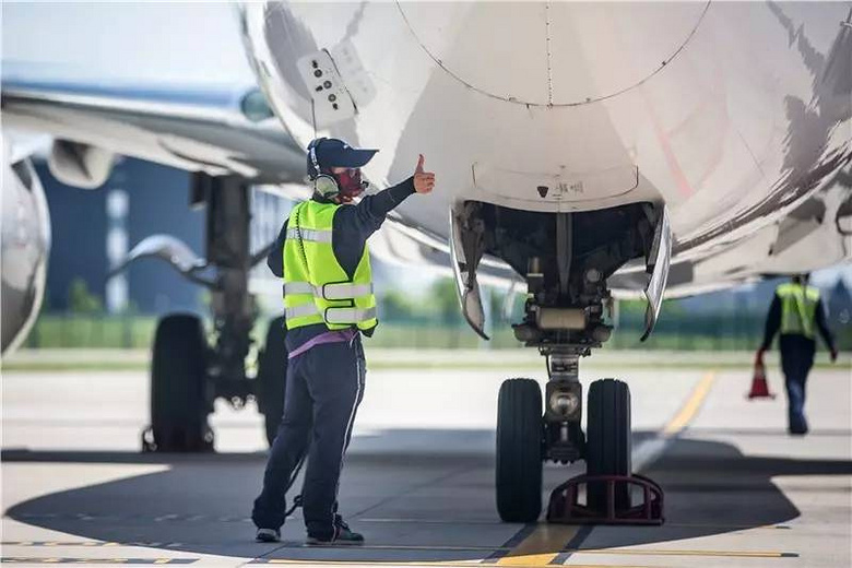 機務對一架剛抵達的客機進行各項檢查. 記者 陳中秋 攝