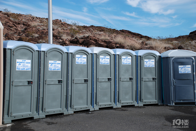           路边的公共厕所