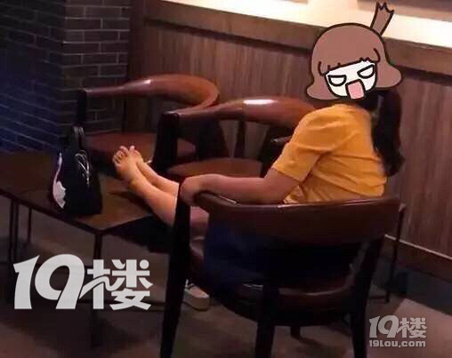 年轻姑娘光脚搭在星巴克餐桌上,被指责后还