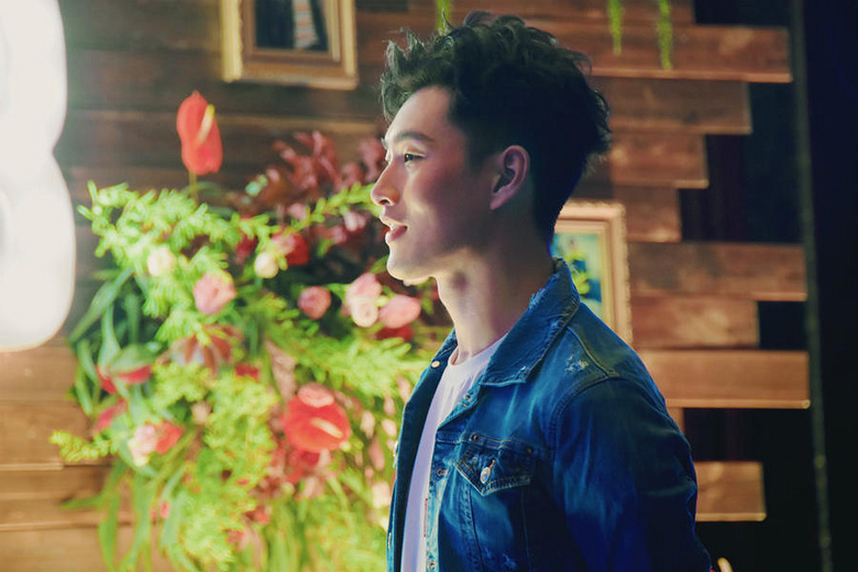 王彦霖花式宠粉 飙泪清唱《小镇姑娘》