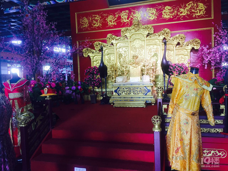横店明清民居，40多度的周六，我竟然看到有人在工作！