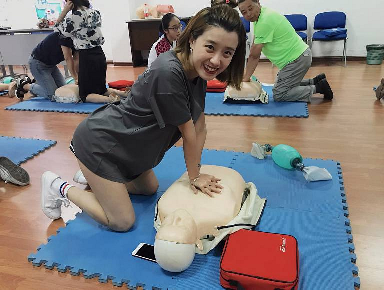 爆米花 方涵 范明 金明在进行心肺复苏 ▼