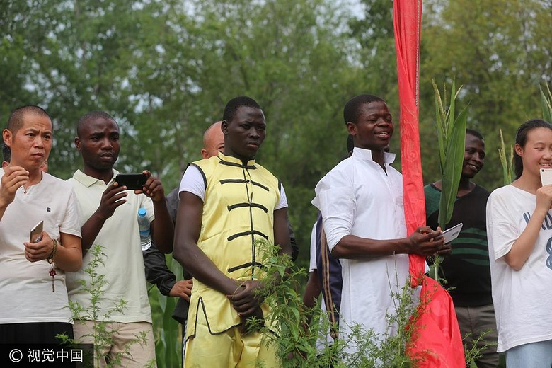 少林七十二绝技大赛神人多 大叔刀枪不入(图)