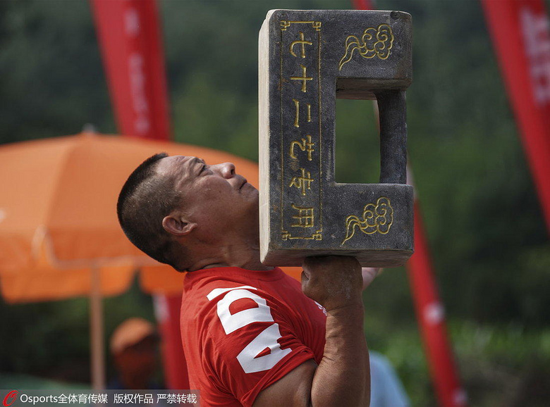 少林七十二绝技大赛神人多 大叔刀枪不入(图)-