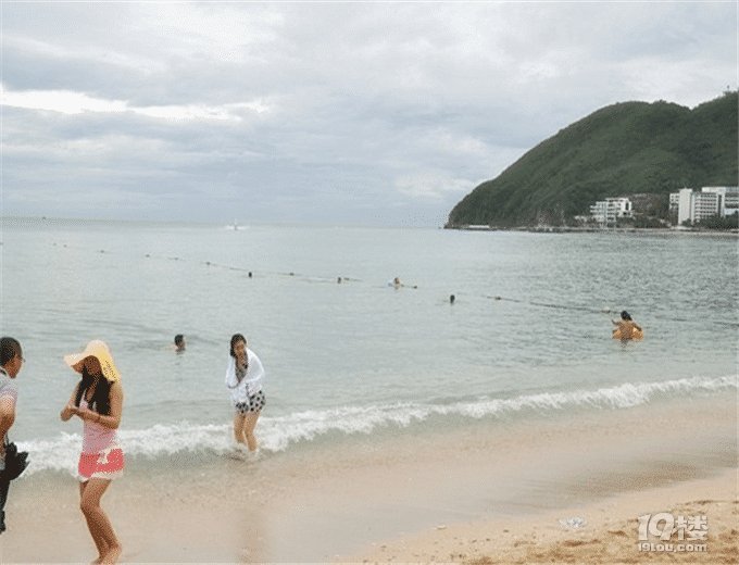一個(gè)背包一個(gè)拉桿箱我們的故事就開始了