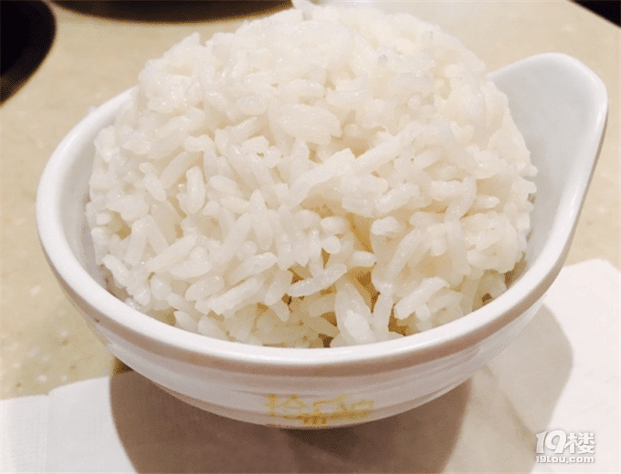 一個(gè)背包一個(gè)拉桿箱我們的故事就開始了