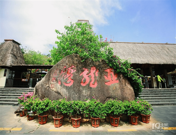 一個(gè)背包一個(gè)拉桿箱我們的故事就開始了
