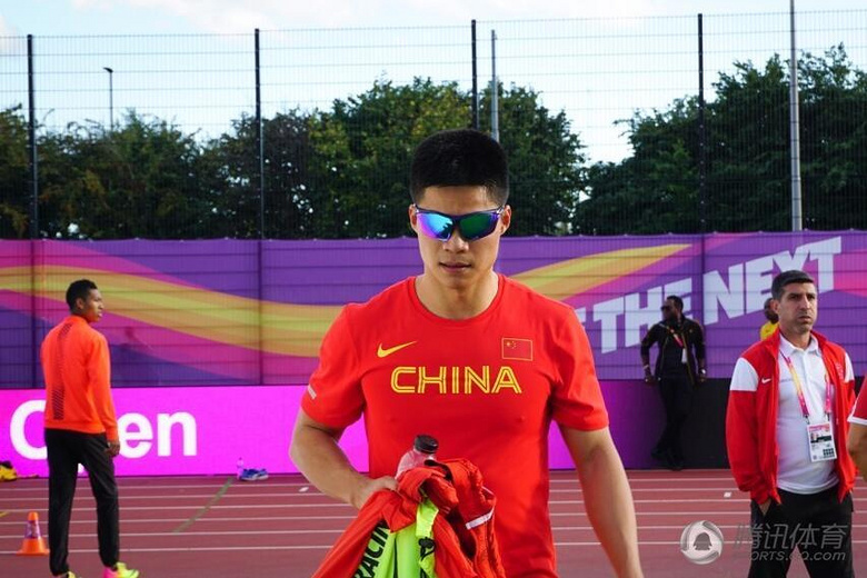 组图:苏炳添合影闪电 接力要撸起袖子加油跑