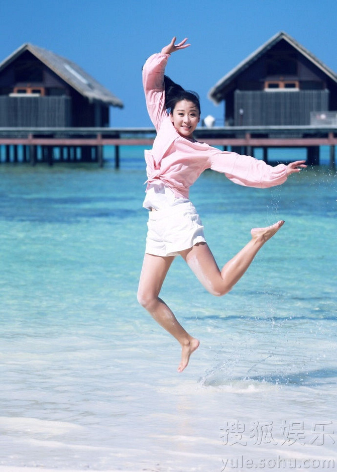 苗圃穿粉嫩上衣海边度假 开心跳跃秀美腿