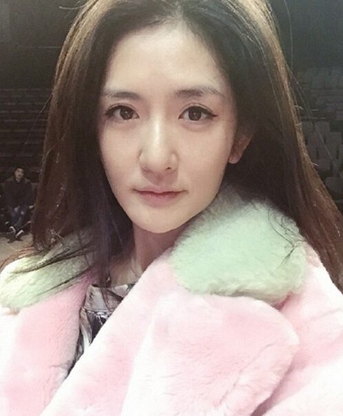 女明星的正面自拍照:杨幂玩梦幻 赵丽颖傻白甜