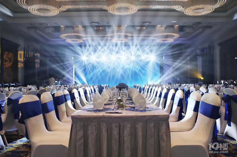 首部轻魔幻荒诞黑色幽默大电影《黑色星期日》