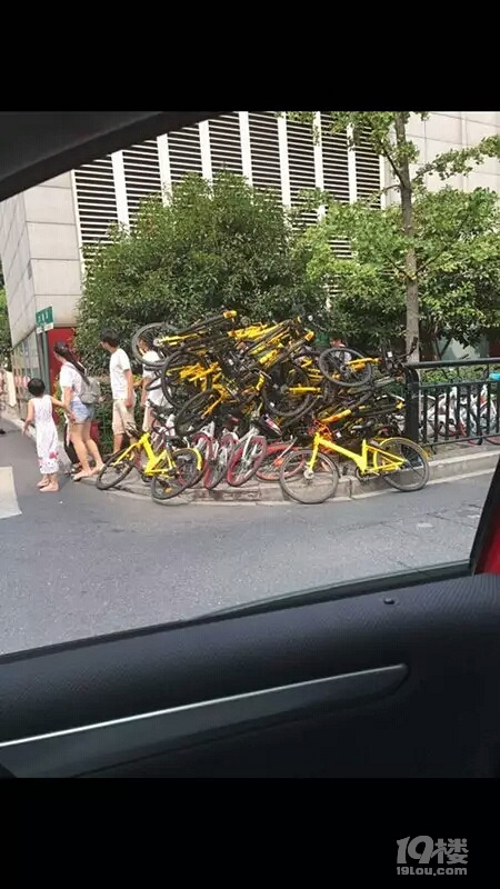 杭州每天30多万辆共享单车无车位可停!上海已
