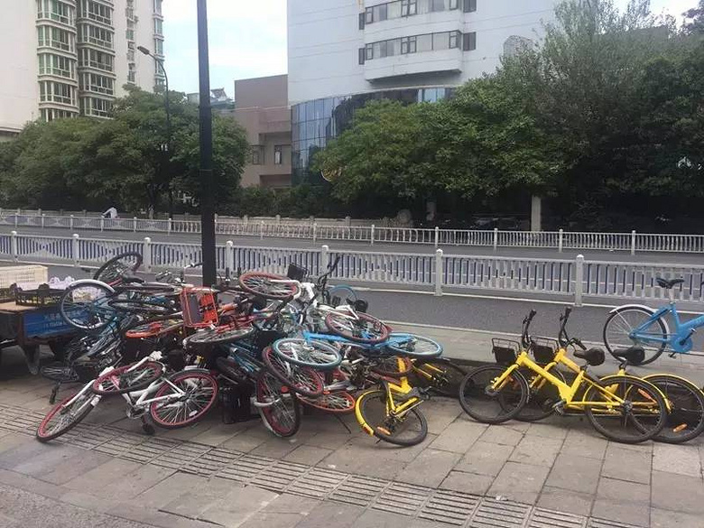 杭州每天30多万辆共享单车无车位可停!上海已
