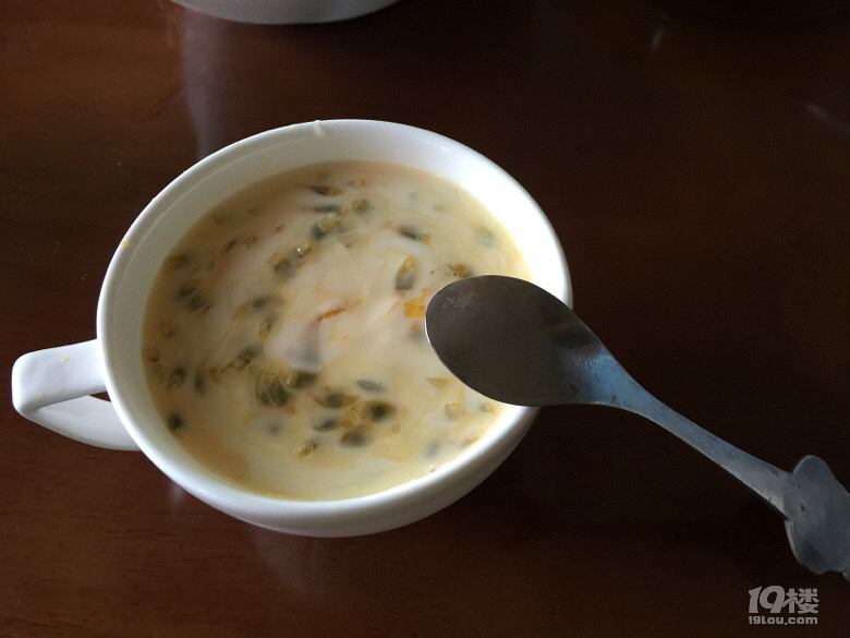 酸奶配百香果味道不错,不妨试试