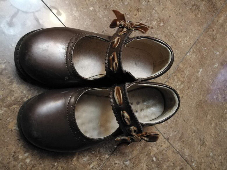 两双小女孩皮鞋100元