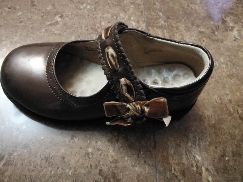 两双小女孩皮鞋100元