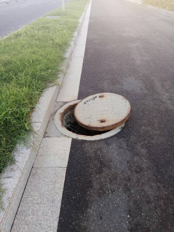 马路污水井盖没盖好害了两辆电动车报废