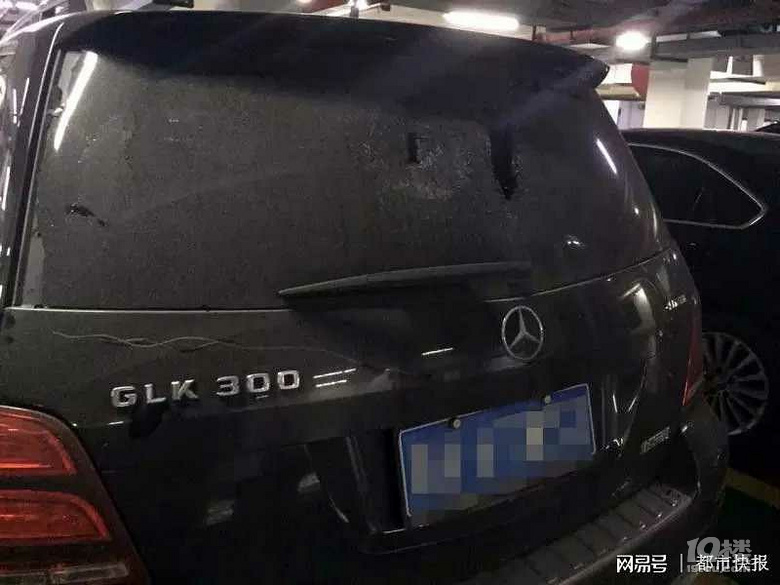 怀疑妻子和他人有染,宝马车主砸了奔驰车,