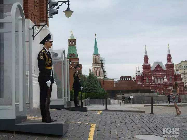 杭州母女圣彼得堡遭遇黑车 打领馆电话3分