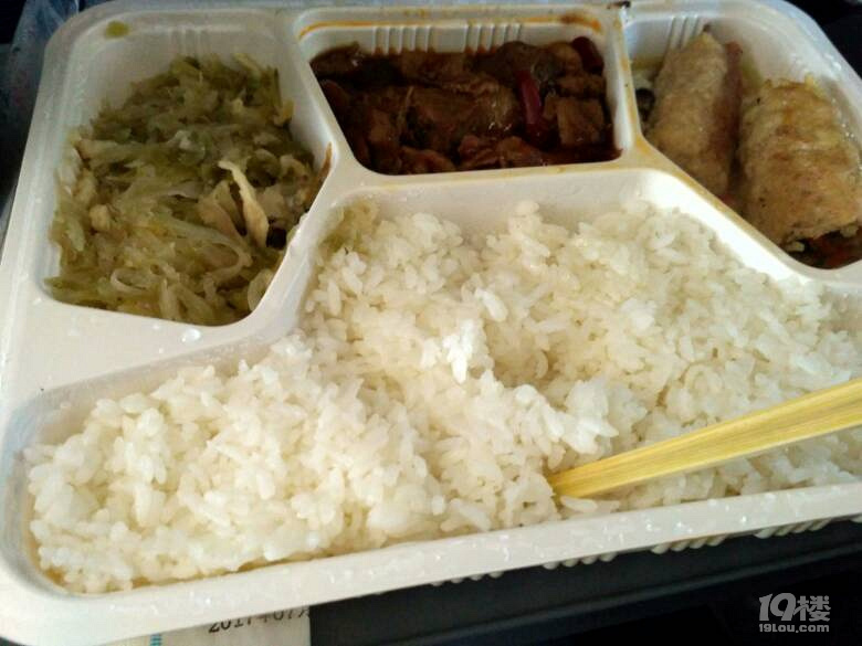高铁40元的盒饭,看着就没胃口,哪有15