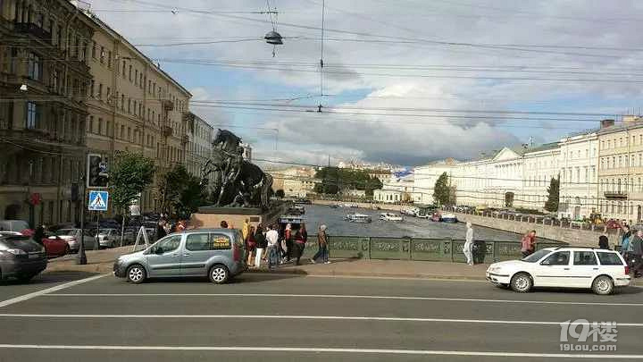 杭州母女圣彼得堡遭遇黑车 打领馆电话3分