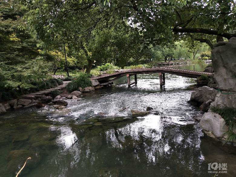 卑鄙是卑鄙者的通行证,高尚是高尚者的墓志铭