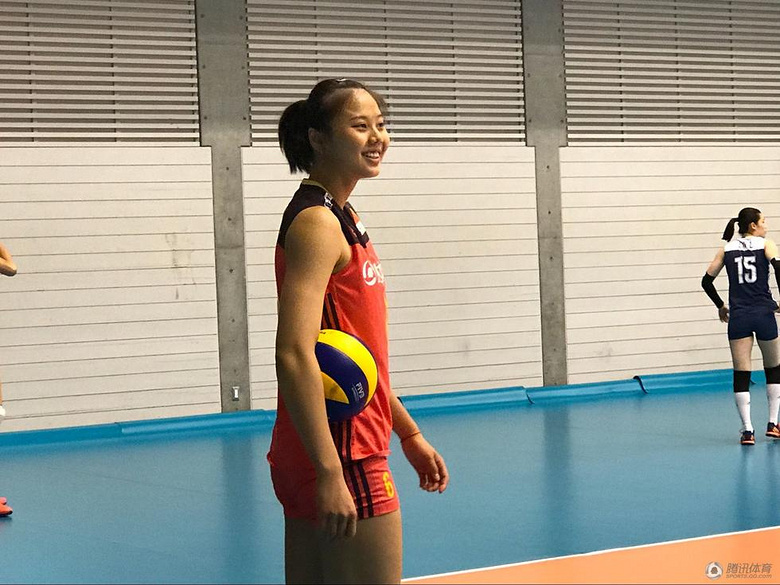 组图:女排中美之战赛前训练 龚翔宇笑容灿烂