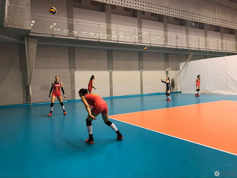 组图:女排中美之战赛前训练 龚翔宇笑容灿烂