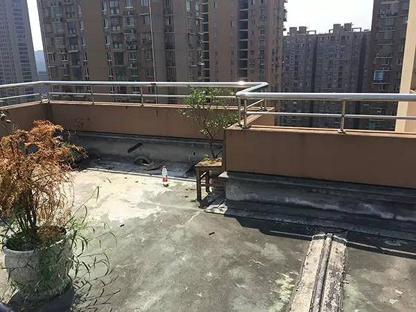 杭州一小区18层楼顶掉下个男人!两年前他卖出