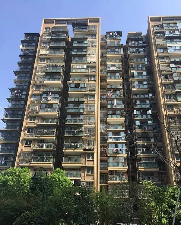 杭州一小区18层楼顶掉下个男人!两年前他卖出