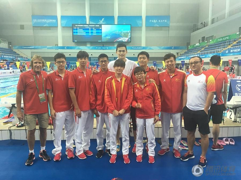 高清:孙杨提前到场热身 与小队员热情合影