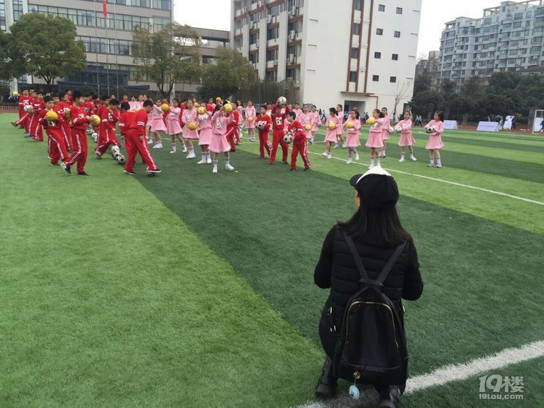 教书育人，严慈相济，亦师亦友
