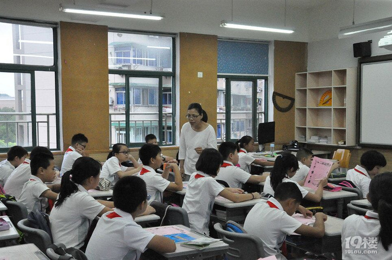 教书育人，严慈相济，亦师亦友