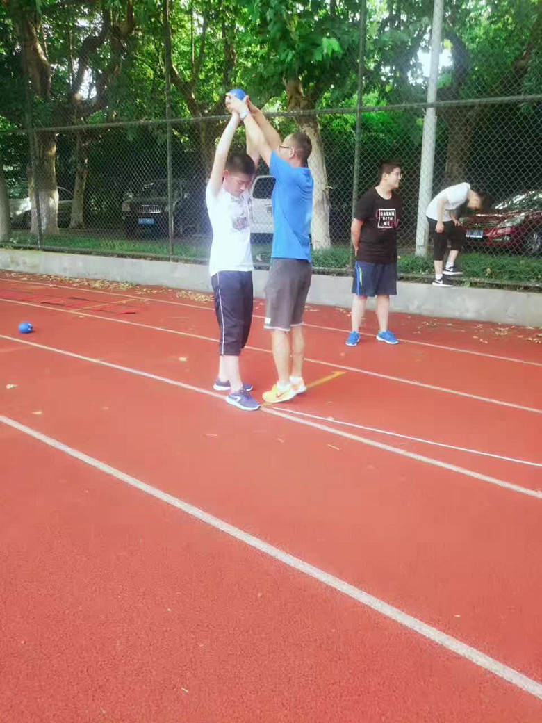 中考体育备考技巧:实心球如何仍的更远