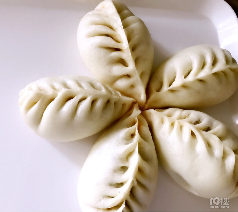 做包子啦,种类繁多哈。