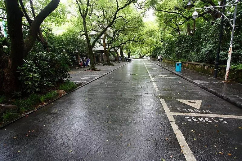 昨天下午3点多,昭庆寺里街的大量车位还空着.