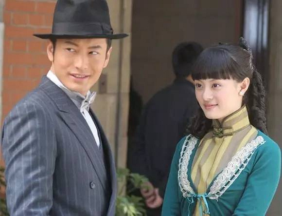 与黄晓明合作《新上海滩,饰演冯程程