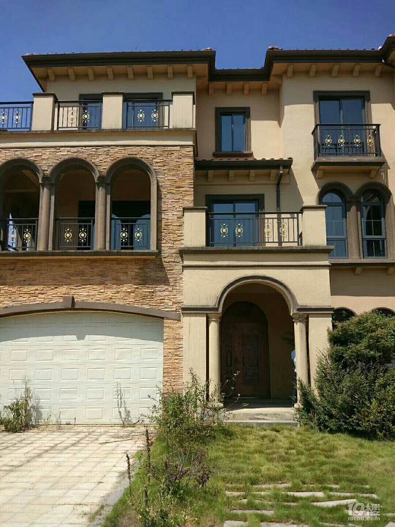 这里的这个房子7500块一个平方,不要跟我说远