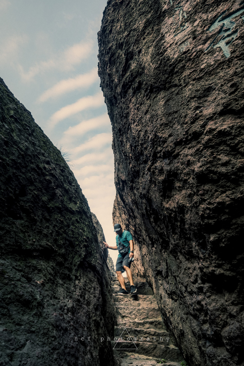 宝石山上的一线天.
