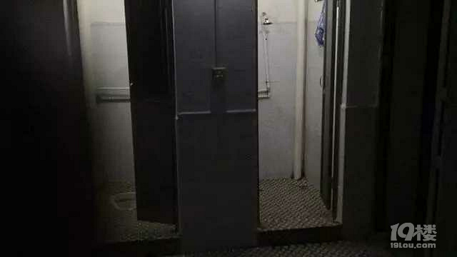 大一新生开学当天看到寝室,大哭要退学复读-早