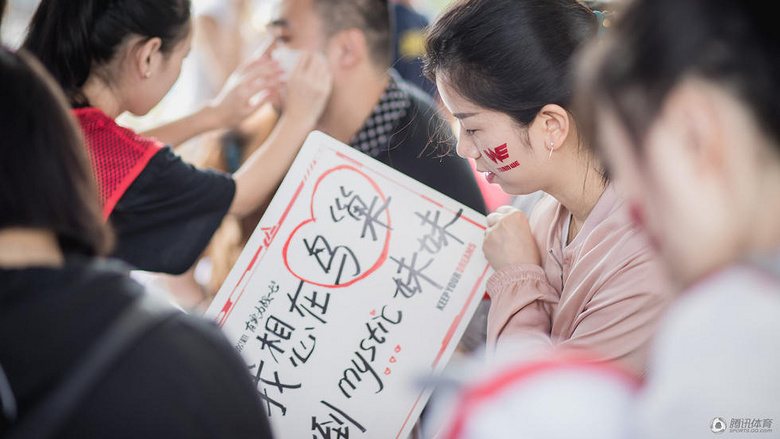 女粉丝举牌"表白"we