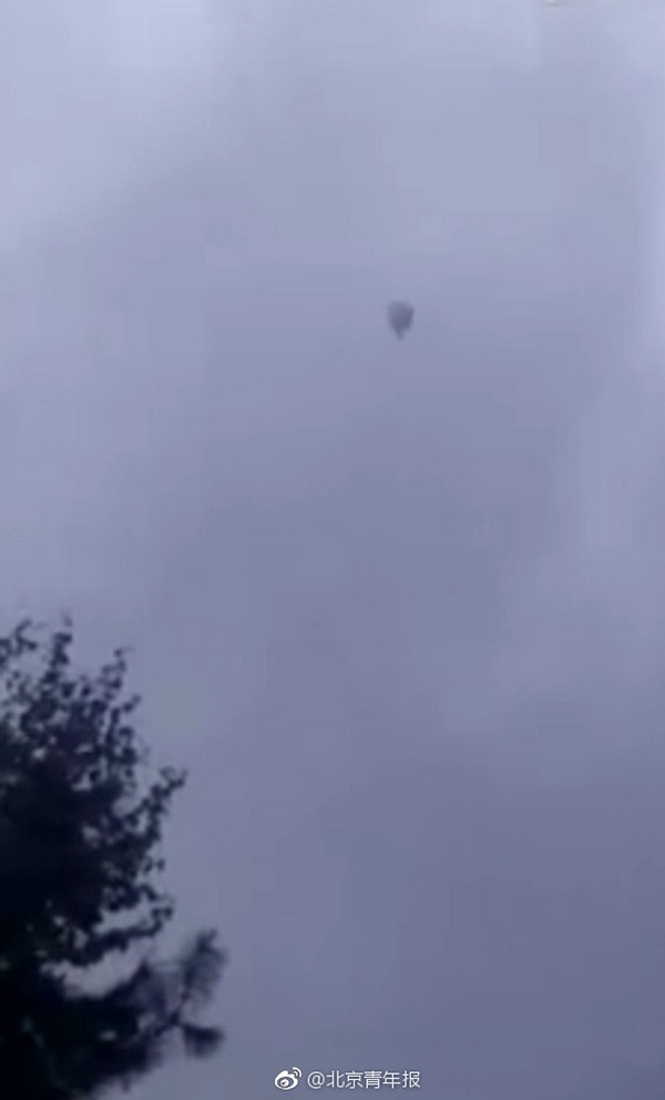 男子乘氢气球摘松籽,气球带男子飘走…已经第