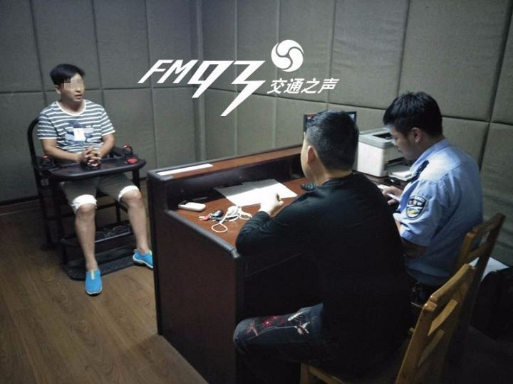 掐脖子甩巴掌!金华车主暴打摩托车大叔,只因为