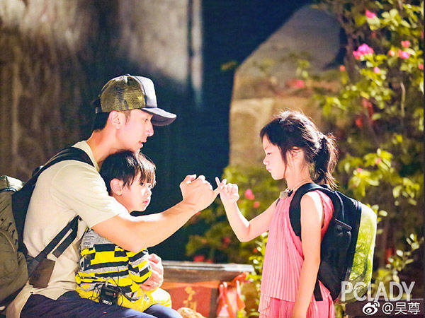 吴尊晒neinei和max跳舞神秘女入镜