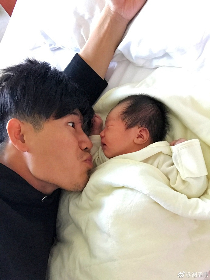 “嘎子哥”谢孟伟升级当爹:这小子一出生就抓我头发