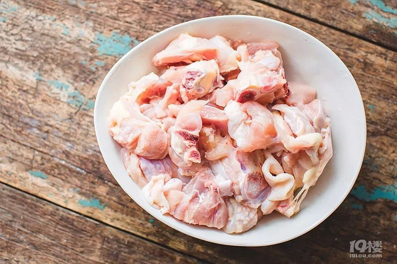 軟糯香甜的板栗搭配雞肉簡(jiǎn)直棒呆,誰也不要跟我搶栗子哦